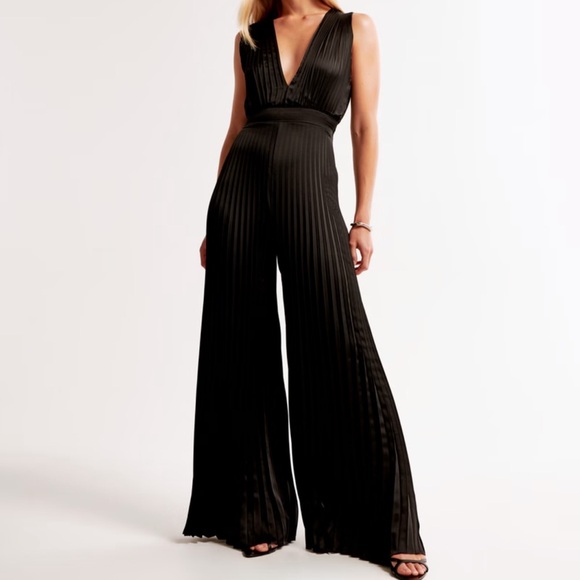 Abercrombie & Fitch Pants - 🔥 The A&F Giselle Pleated Jumpsuit Sz small New with tag